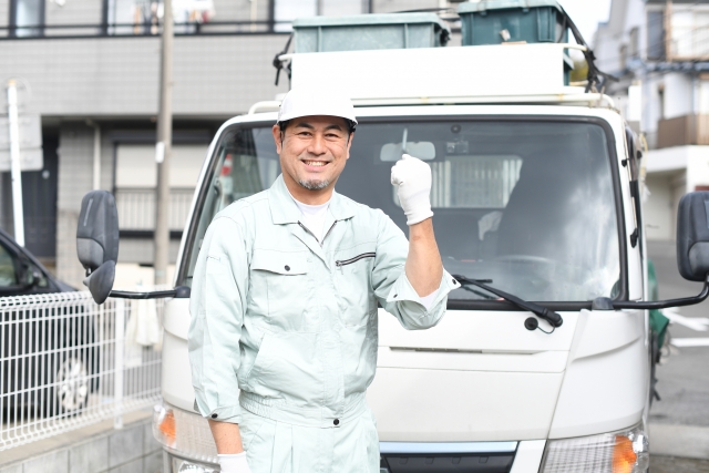 笑顔でガッツポーズする作業員